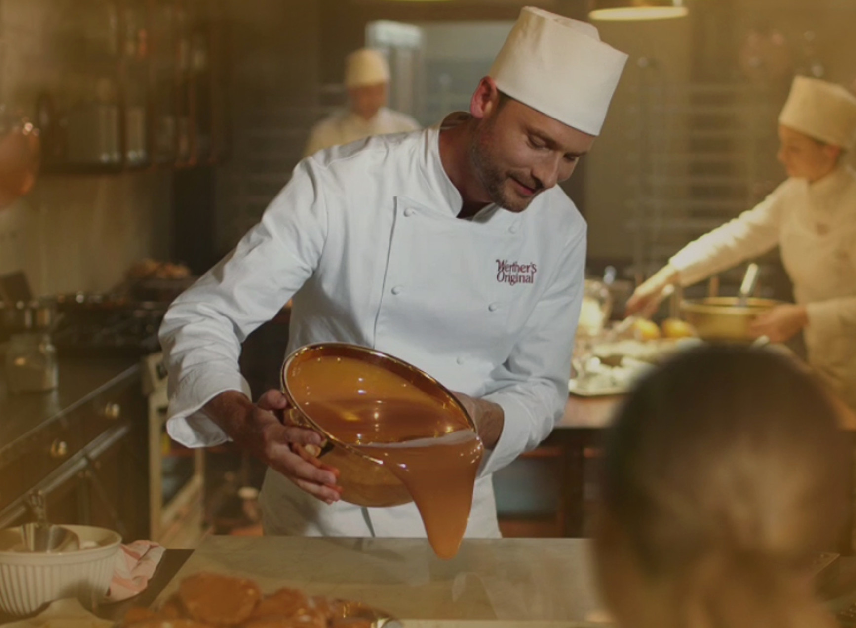 Das Original mit Tradition! Viel hat sich seit der Herstellung der ersten Werther’s Original Sahnebonbons geändert – eines ist aber geblieben: In all unseren Köstlichkeiten stecken die besten Zutaten und sie werden mit der gleichen Liebe und Sorgfalt hergestellt wie einst von Gustav Nebel. Denn nur so entsteht der vertraute Geschmack von Werther’s Original Karamell, der uns verwöhnt und besondere Momente voller Wärme und Genuss erleben lässt.